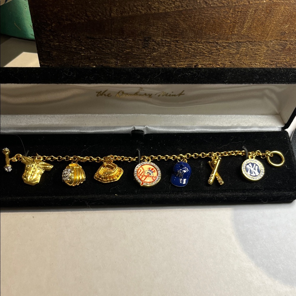 Vintage Danbury Mint 24k New York Yankees Gold Charm Bracelet Baseball Theme - Picture 2 of 10